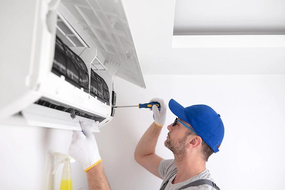 Handwerker repariert eine Klimaanlage